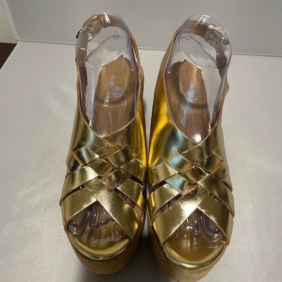 Janet Sport Sandals Golden Size 7.5 Buckle, Round Toeline, Square Heel Covered - Picture 1 of 14